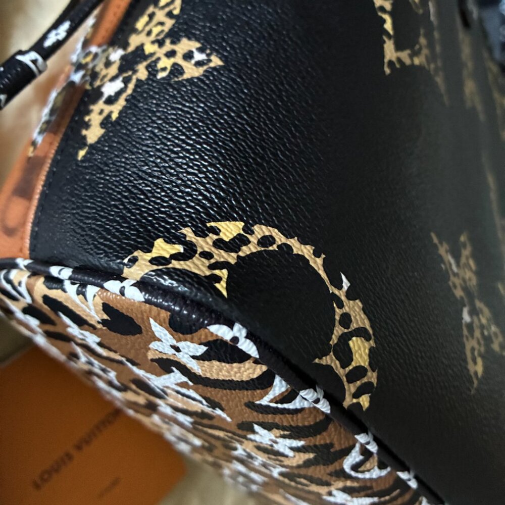 Louis Vuitton Neverfull MM Tote in Jungle Print - Picture 4 of 16